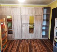 Prenájom, trojizbový byt Prievidza, Staré Sídlisko, ... - Detská izba s palandou, veľkou skriňou a podlahou s dreveným dekorom v 3-izbovom byte.