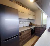 Prenájom, trojizbový byt Prievidza, Staré Sídlisko, ... - Kuchyňa v 3-izbovom byte s podlahou s dreveným dekorom a modernými spotrebičmi.