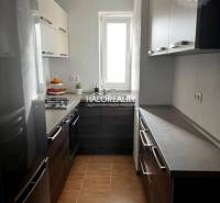 Prenájom, trojizbový byt Prievidza, Staré Sídlisko, ... - Kuchyňa v 3-izbovom byte s modernými skrinkami, sporák, svetlé steny, keramická podlaha.