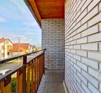 Rodinný dom, Kamienka, okr. Stará Ľubovňa - Rodinný dom na Kamienke s balkónom ponúka výhľad na ulicu Kamienka.