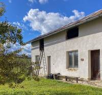 Rodinný dom, Kamienka, okr. Stará Ľubovňa - Rodinný dom v Kamienke, ulica Kamienka, s bielou fasádou a drevenou strieškou.