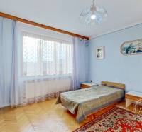 Rodinný dom, Kamienka, okr. Stará Ľubovňa - Spálňa v rodinnom dome s posteľou, kobercom a podlahou s dreveným dekorom.