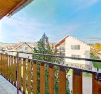 Rodinný dom, Kamienka, okr. Stará Ľubovňa - Balkón rodinného domu v Kamienke s výhľadom na okolie a ďalšie domy.