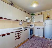 Rodinný dom, Kamienka, okr. Stará Ľubovňa - Kuchyňa v rodinnom dome s kuchynskou linkou, kobercom a dekoračnými doplnkami.