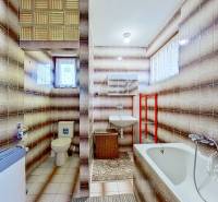 Rodinný dom, Kamienka, okr. Stará Ľubovňa - Kúpeľňa v rodinnom dome s vaňou, toaletou a obkladom s výrazným vzorom.