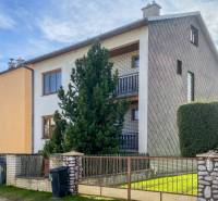 Rodinný dom, Kamienka, okr. Stará Ľubovňa - Rodinný dom na ulici Kamienka v Kamienke, s veľkým stromom v predzáhrade.