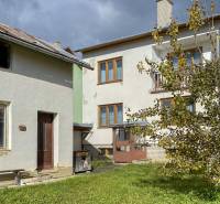 Rodinný dom, Kamienka, okr. Stará Ľubovňa - Rodinný dom v Kamienke na ulici Kamienka s ovocným stromom v záhrade.