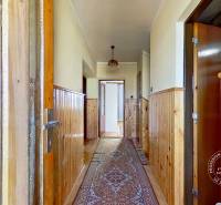 Rodinný dom, Kamienka, okr. Stará Ľubovňa - Chodba v rodinnom dome s dreveným obkladom a ozdobným kobercom.