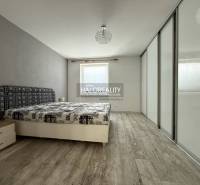 REZERVOVANÉ - Predaj, trojizbový byt Bošany - EXKLUZ... - Spálňa v 3-izbovom byte s drevenou podlahou a vstavanou skriňou.