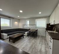 REZERVOVANÉ - Predaj, trojizbový byt Bošany - EXKLUZ... - Obývacia izba s kuchyňou, svetlá podlaha, sivá sedačka, jedálenský stôl v 3-izbovom byte.