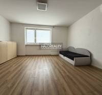 REZERVOVANÉ - Predaj, trojizbový byt Bošany - EXKLUZ... - Izba s drevenou podlahou, pohovkou a komodou v 3-izbovom byte.