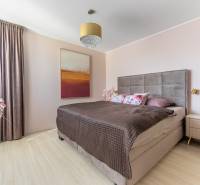 Moderný rodinný dom s bazénom v Trnave!!! - Spálňa v rodinnom dome s posteľou, obrazom, lampou a podlahou s dreveným dekorom.