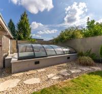 Moderný rodinný dom s bazénom v Trnave!!! - Záhrada rodinného domu na Jazdeckej ulici v Trnave s krytým bazénom a zeleňou.