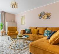 Moderný rodinný dom s bazénom v Trnave!!! - Obývacia izba v rodinnom dome s horčicovou sedačkou a stolíkom na podlahe s dreveným dekorom.