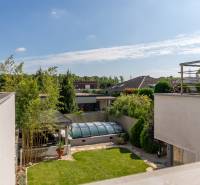 Moderný rodinný dom s bazénom v Trnave!!! - Záhrada rodinného domu na Jazdeckej ulici v Trnave s bazénom a zeleňou.