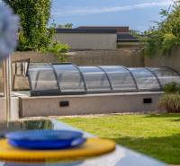 Moderný rodinný dom s bazénom v Trnave!!! - Záhrada s bazénom zakrytým preskleným prístreškom v 4-izbovom byte na Jazdeckej ulici v Trnave.