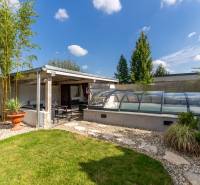 Moderný rodinný dom s bazénom v Trnave!!! - Záhrada rodinného domu na Jazdeckej ulici v Trnave s altánkom a zakrytým bazénom.