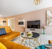 Moderný rodinný dom s bazénom v Trnave!!! - Obývacia izba s dekoratívnym obrazom, pohovkou a stolíkom v rodinnom dome.