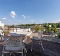 Moderný rodinný dom s bazénom v Trnave!!! - Terasa rodinného domu na Jazdeckej ulici v Trnave s kvetináčmi a sedením.