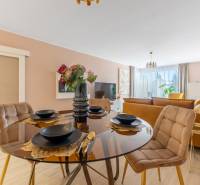 Moderný rodinný dom s bazénom v Trnave!!! - Mazací stôl s jedálenským prestieraním, v pozadí obývačka Rodinného domu.