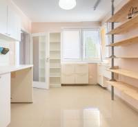 Moderný rodinný dom s bazénom v Trnave!!! - Interiér rodinného domu s policami, kuchynskou linkou a veľkými oknami s roletami.