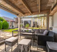 Moderný rodinný dom s bazénom v Trnave!!! - Terasa rodinného domu na Jazdeckej ulici v Trnave s ratanovým nábytkom a schovaným bazénom.