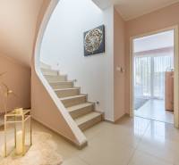 Moderný rodinný dom s bazénom v Trnave!!! - Schodisko s podlahou s dreveným dekorom v rodinnom dome so svetlou atmosférou.