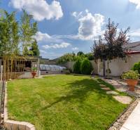 Moderný rodinný dom s bazénom v Trnave!!! - Záhrada rodinného domu v Trnave na Jazdeckej ulici s trávnikom a altánkom.