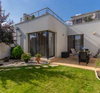 Moderný rodinný dom s bazénom v Trnave!!! - Záhrada rodinného domu na Jazdeckej ulici v Trnave s trávnikom a terasou.