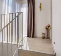 Moderný rodinný dom s bazénom v Trnave!!! - Interiér rodinného domu s podlahou s dreveným dekorom, záclonami a dekoratívnym osvetlením.