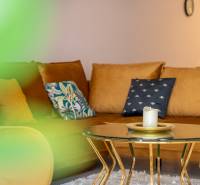 Moderný rodinný dom s bazénom v Trnave!!! - Rodinný dom s pohovkou, stolíkom so sviečkou a ozdobnými vankúšmi.