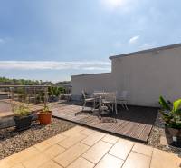 Moderný rodinný dom s bazénom v Trnave!!! - Terasa rodinného domu na Jazdeckej ulici v Trnave s pohodlným sedením a zeleňou.