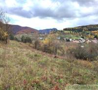 Dva pozemky nad obcou Hlboké nad Váhom, v lone nádhernej prírody, na p - Jeseň v Záhradách pri Hlbokom nad Váhom, kopce a domy s pestrými stromami.