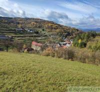 Pozemok s nádherným výhľadom pri Bytči na predaj! - Jeseň v záhradách Hlbokého nad Váhom, s roztrúsenými domami a farebnými stromami.
