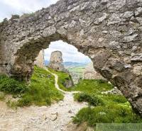 Záhrada s chatkou pod Malými Karpatami, Sološnica - Zrúcanina hradu nad mestečkom Sološnica, s výhľadom na malebnú krajinu.