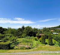 Záhrada s chatkou pod Malými Karpatami, Sološnica - Pohľad na záhrady a zeleň v okolí chaty v Sološnici.