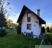 Záhrada s chatkou pod Malými Karpatami, Sološnica - Chata v Sološnici s upravenou záhradou, obklopená stromami a jasnou oblohou.