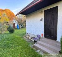 Záhrada s chatkou pod Malými Karpatami, Sološnica - Chata v Sološnici s trávnikom a stromami vo farebnej jesennej krajine.