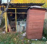 Záhrada s chatkou pod Malými Karpatami, Sološnica - Drevená kôlňa a sklad náradia pri chate v Sološnici.