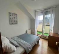 Bývanie  v Starom meste ? Jedinečná príležitosť skvelého bytu - Svetlá izba s posteľou v 3-izbovom byte, nástenná dekorácia s abecedou.