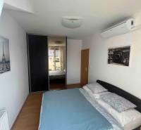 Bývanie  v Starom meste ? Jedinečná príležitosť skvelého bytu - Spálňa v 3-izbovom byte s posteľou, klimatizáciou a vstavanou skriňou.