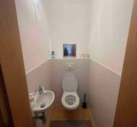 Bývanie  v Starom meste ? Jedinečná príležitosť skvelého bytu - WC v 3-izbovom byte so sanitou, umývadlom a dlaždicami.