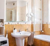 Bývanie  v Starom meste ? Jedinečná príležitosť skvelého bytu - Kúpeľňa v 3-izbovom byte s umývadlom, vaňou, práčkou a sušiakom na uteráky.