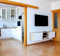 Bývanie  v Starom meste ? Jedinečná príležitosť skvelého bytu - Obývacia izba v 3-izbovom byte s prechodom do kuchyne a nástennou televíziou.