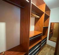 Bývanie  v Starom meste ? Jedinečná príležitosť skvelého bytu - Drevený šatník s poličkami a zrkadlom v 3-izbovom byte.