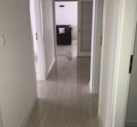 3 izbový byt, 50 m2 terasa, 2PS, Gajarská ulica, Záhorská Bystrica - Chodba v 3-izbovom byte s podlahou s dreveným dekorom.