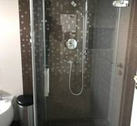 3 izbový byt, 50 m2 terasa, 2PS, Gajarská ulica, Záhorská Bystrica - Sprchovací kút s dvierkami a vybavením v 3-izbovom byte.