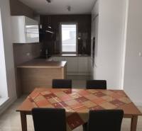 3 izbový byt, 50 m2 terasa, 2PS, Gajarská ulica, Záhorská Bystrica - Jedálenský kút v 3-izbovom byte so stolom a štyrmi stoličkami, podlaha s dreveným dekorom.