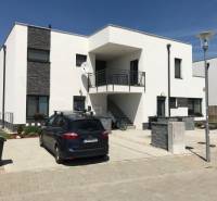 3 izbový byt, 50 m2 terasa, 2PS, Gajarská ulica, Záhorská Bystrica - Rodinný dom na Gajarskej ulici, Bratislava - Záhorská Bystrica, s parkovacím státím.