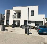 3 izbový byt, 50 m2 terasa, 2PS, Gajarská ulica, Záhorská Bystrica - Rodinný dom na Gajarskej ulici v Bratislave - Záhorskej Bystrici s parkovacím miestom vpredu.